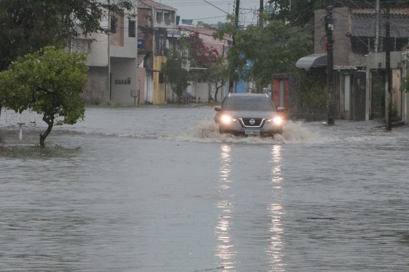 Alagamento na saída dos Bultrins, em olinda 