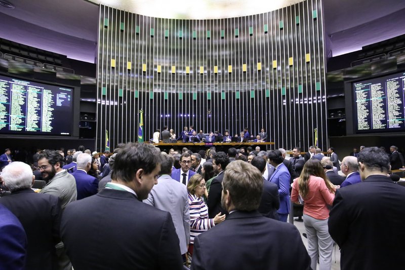 Isenção do Imposto de Renda (IR) para quem ganha até R$ 5 mil foi aprovado de forma unânime pela Câmara dos Deputados; Projeto segue para o Senado