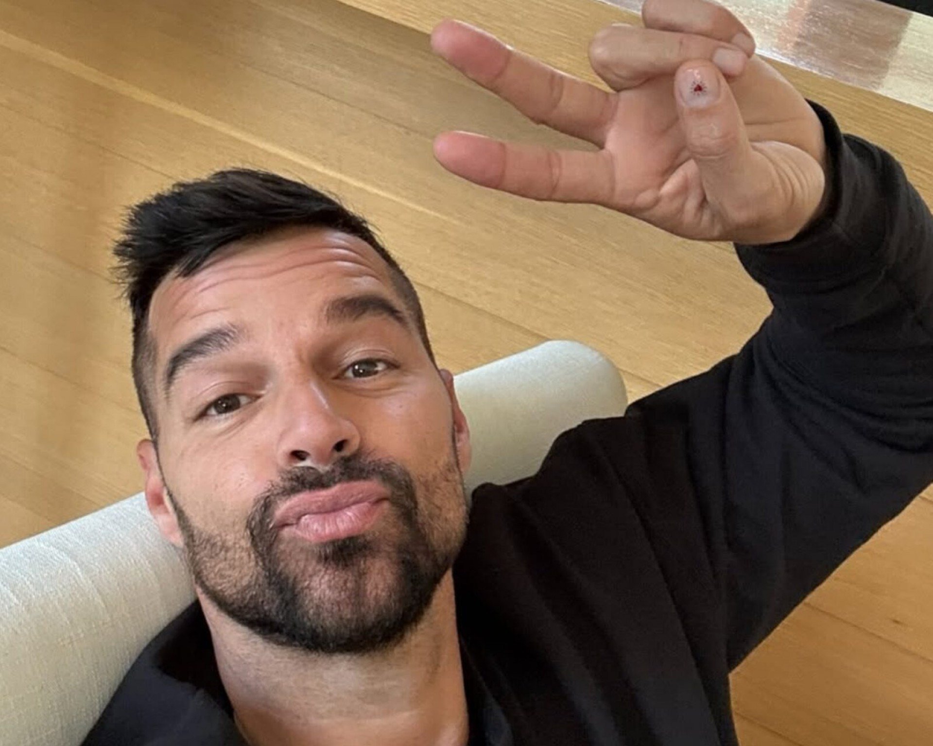 Ricky Martin surge peladão em selfie e impressiona: ‘Gostoso’