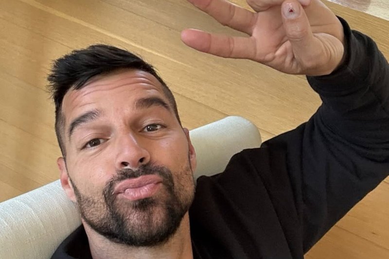 Ricky Martin surge peladão em selfie e impressiona: ‘Gostoso’