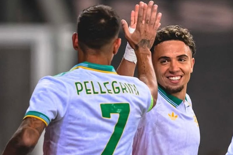 Jogadores da Roma comemoram gol