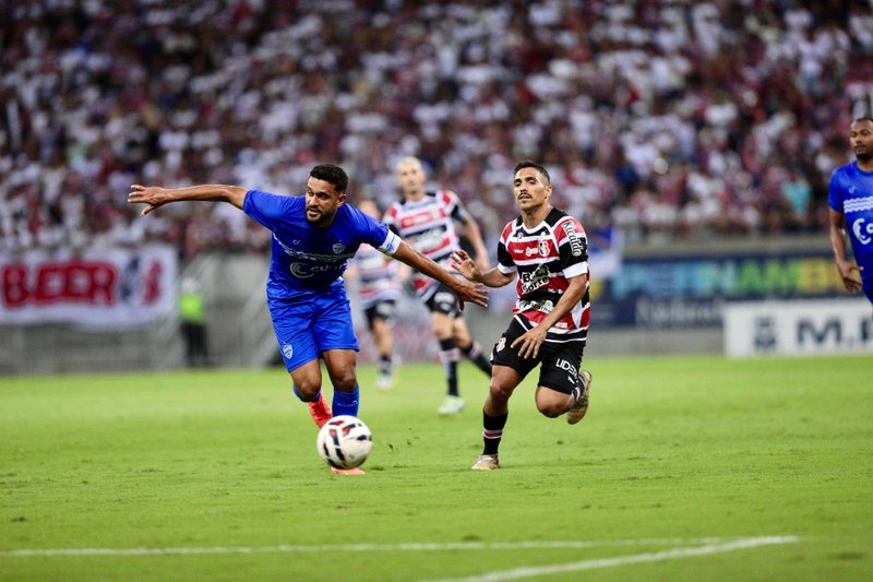 Lance do jogo de ida na final da Série D entre Santa Cruz x Barra-SC