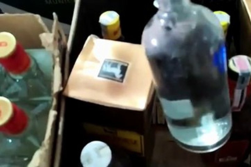 Metanol é um tipo de álcool industrial altamente tóxico, muito mais perigoso que o etanol, o álcool presente em bebidas comuns