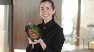 Chef Esthe Bagagi faz receita de Maria Isabel, prato típico do Piauí, para o programa Receita da Boa na TV Jornal