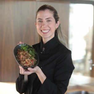 Chef Esthe Bagagi faz receita de Maria Isabel, prato típico do Piauí, para o programa Receita da Boa na TV Jornal
