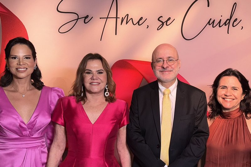Amanda Campos, Sandra Paes Barreto, desembargador Francisco Bandeira de Melo e a esposa Anselma, no evento "Outubro Rosa" da Associação dos Amigos da Justiça de Pernambuco