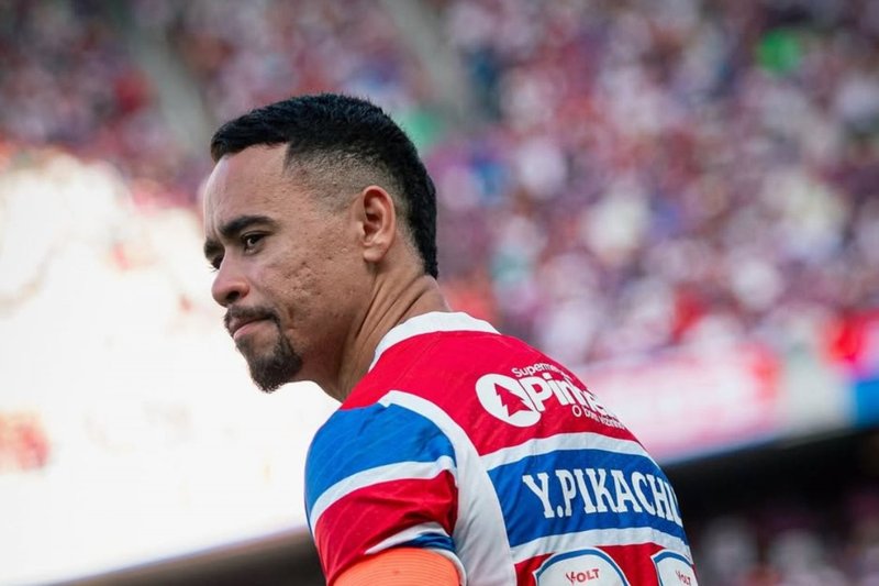 Yago Picachu com a faixa de capitão do Fortaleza