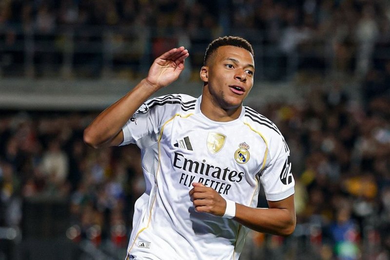 Mbappé marcou três gols contra o Kairat Almaty