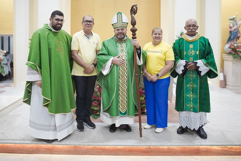 Dom Josivaldo Bezerra, bispo auxiliar da AOR, prefeito de Jaboatão Mano Medeiros e sua esposa Andréa.