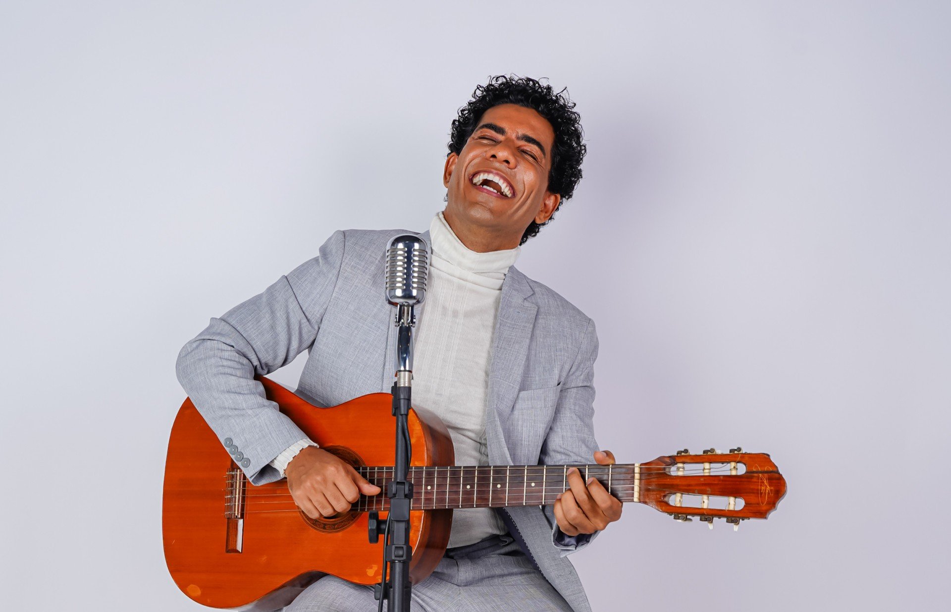 Bairro do Recife recebe espetáculo "Festivais da MPB", comandado pelo pernambucano Leandro Silva