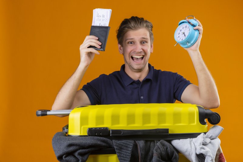 Imagem de um homem com malas e um relógio na mão