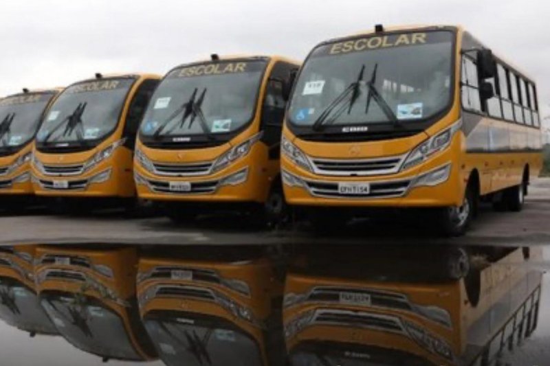 Ônibus escolares do programa "Todos pela Educação"