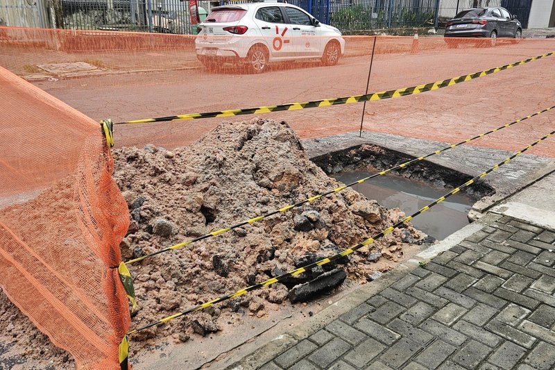 Obra inacabada na Rua Maria Carolina, em frente ao número 474, no bairro de Boa Viagem