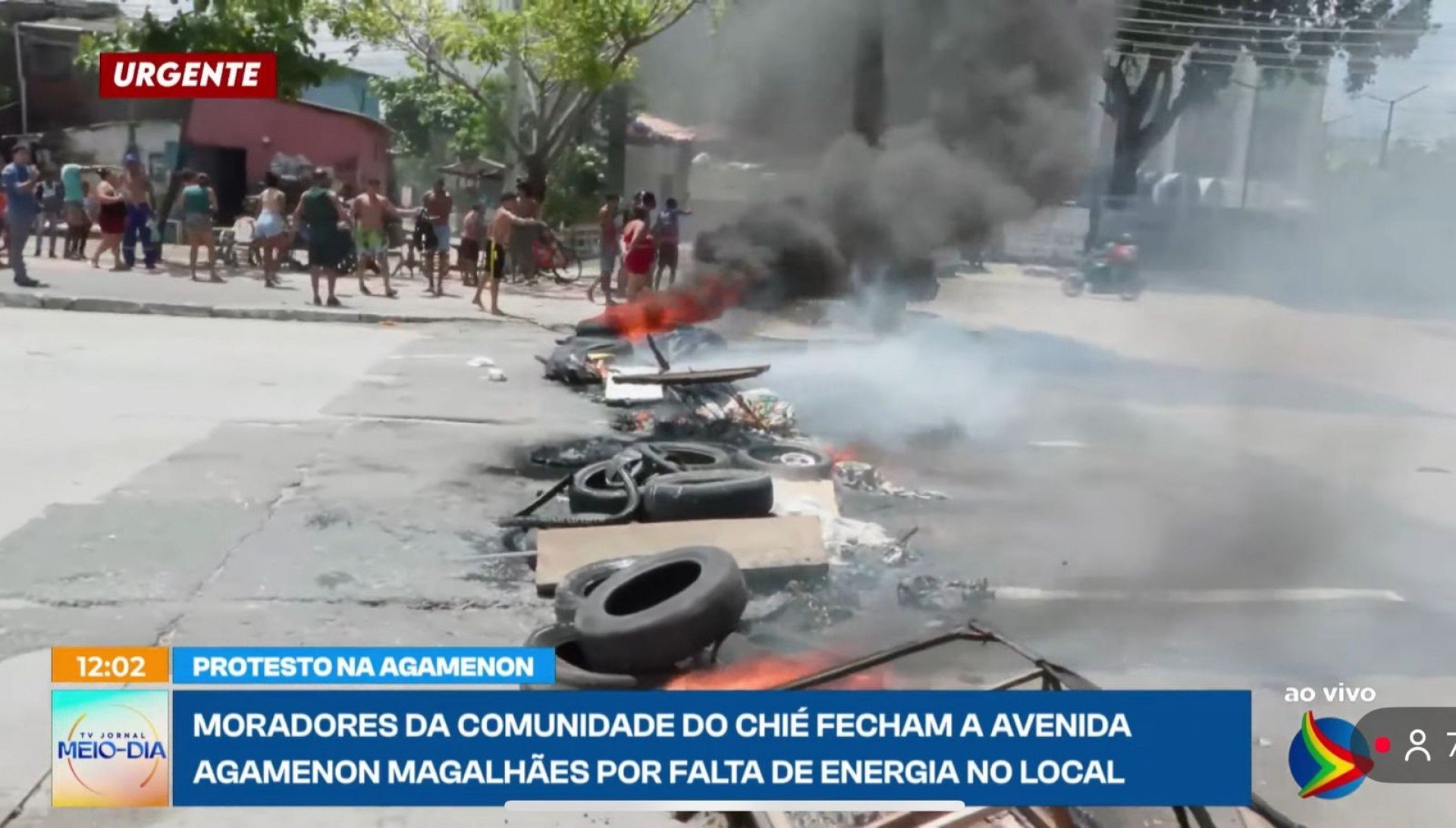 Protesto por falta de energia elétrica trava o trânsito da Av. Agamenon Magalhães