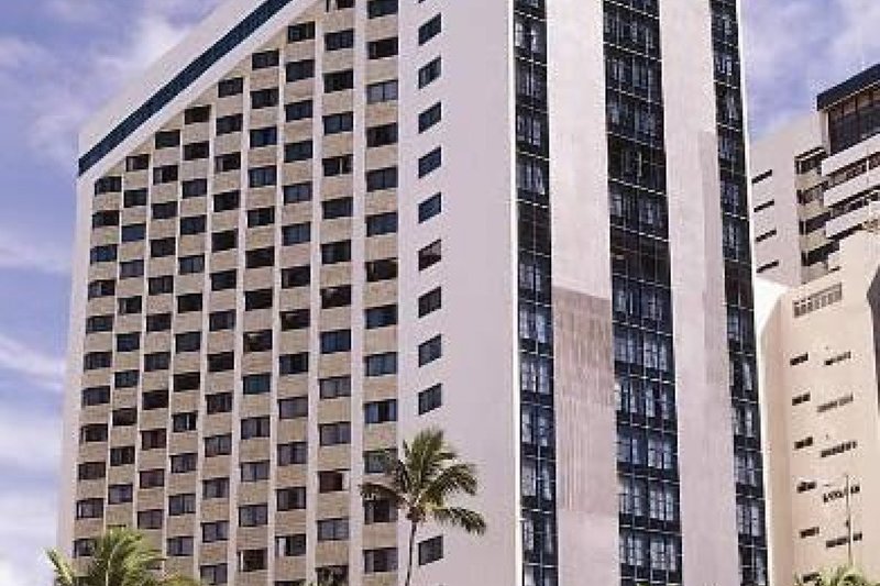 O hotel, que foi construído pela Construtora Lucas Simon, foi inaugurado em 1985, com uma festa que reuniu o Recife inteiro