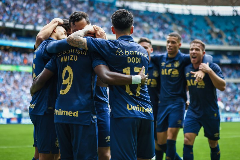 Jogadores do Grêmio comemoram gol contra o Vitória