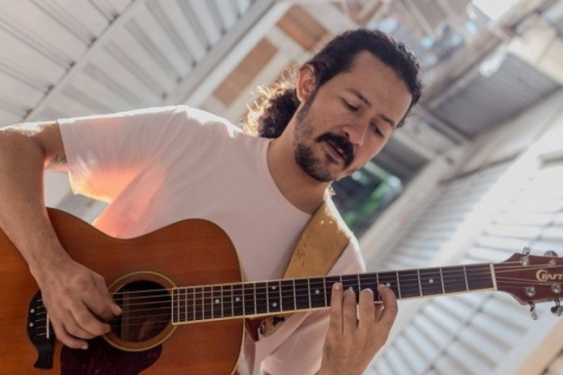 Olegário Lucena toca nas ruas, feiras, praças e terminais há mais de dez anos