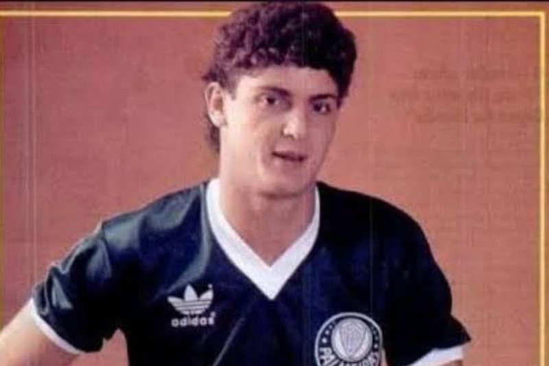 Imagem do jogador Edu Manga com a camisa do Palmeiras