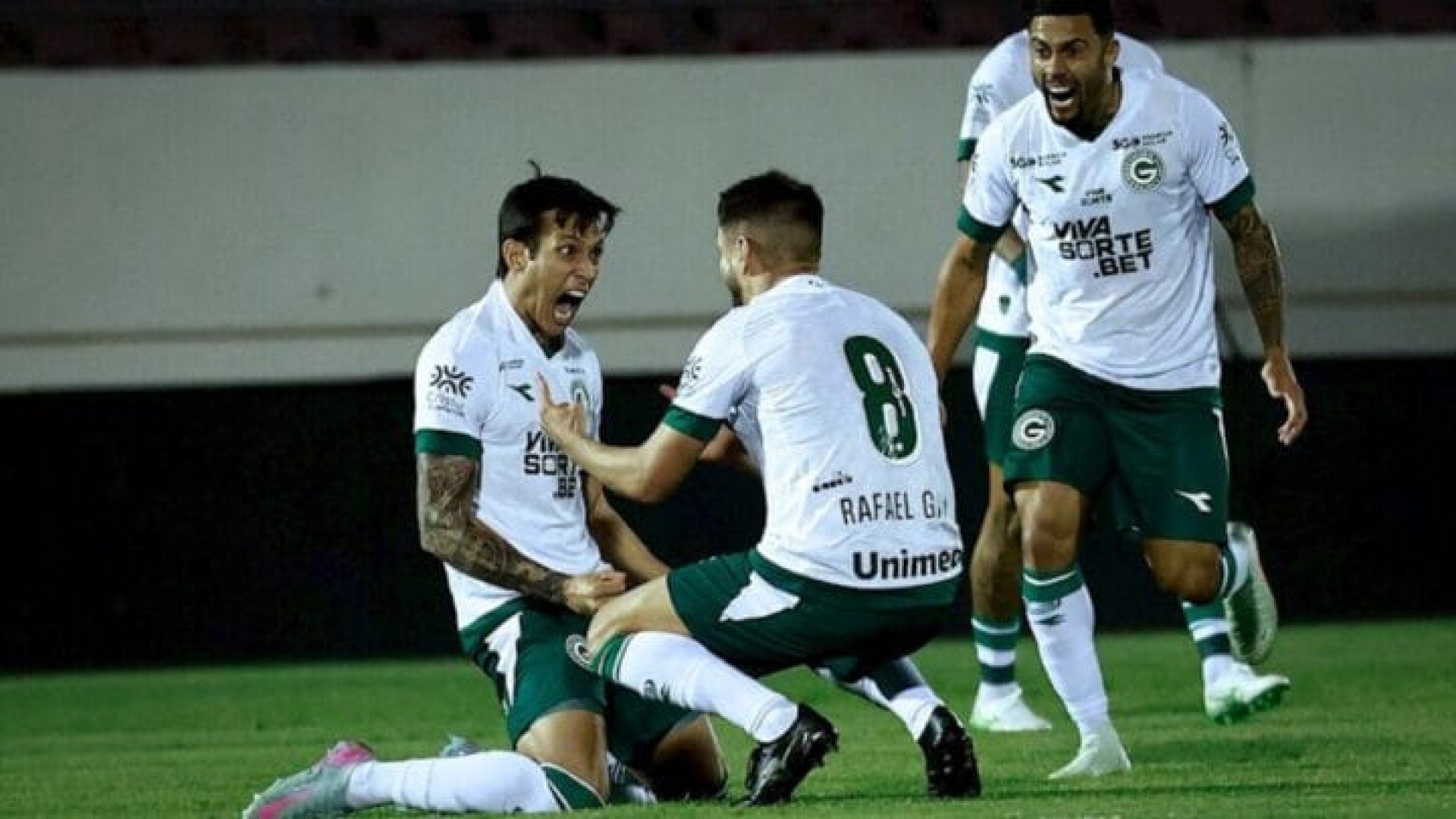 Goiás x CRB: onde assistir ao vivo, horário e escalações
