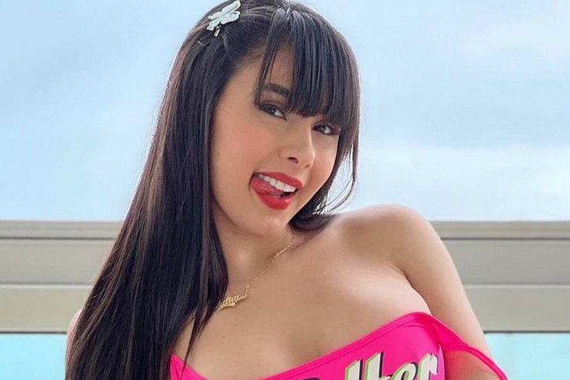Juliana Bonde surge de fio-dental na banheira e faz clima ferver ao empinar o bumbum