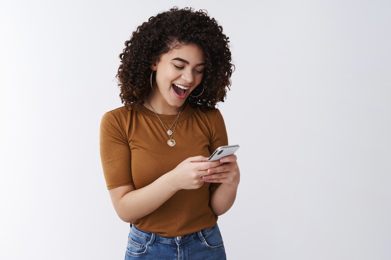 Imagem de uma mulher no celular