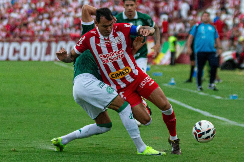 Nos Aflitos, o Guarani venceu o Náutico por 2 x 0