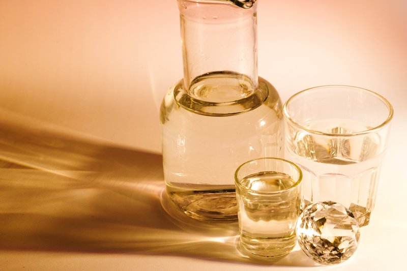 De acordo com a polícia, ela é o centro de um negócio familiar de fabricação clandestina de bebidas alcoólicas