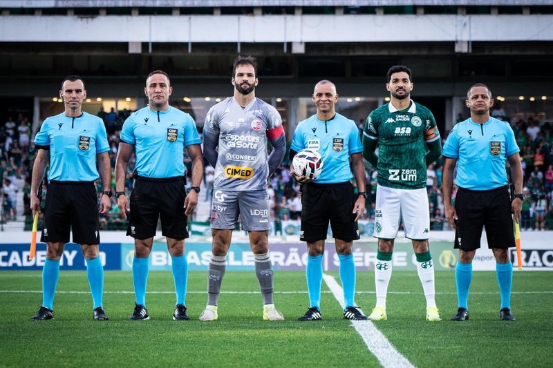 Imagem dos capitães de Guarani e Náutico com a arbitragem antes do jogo deste sábado (4)