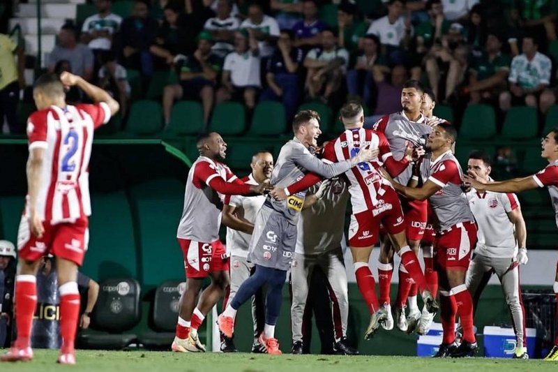 Comemoração de Paulo Sérgio do gol com os companheiros do Náutico