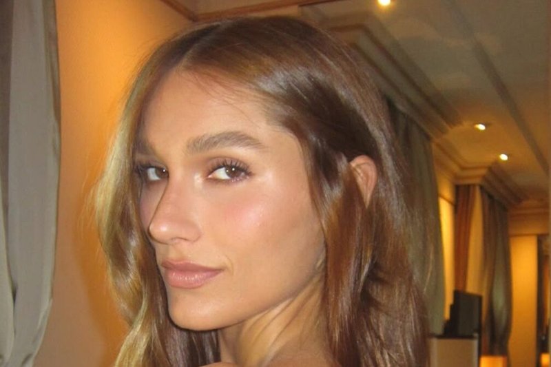Sasha Meneghel faz topless em clique sedutor e deixa tatuagem à mostra