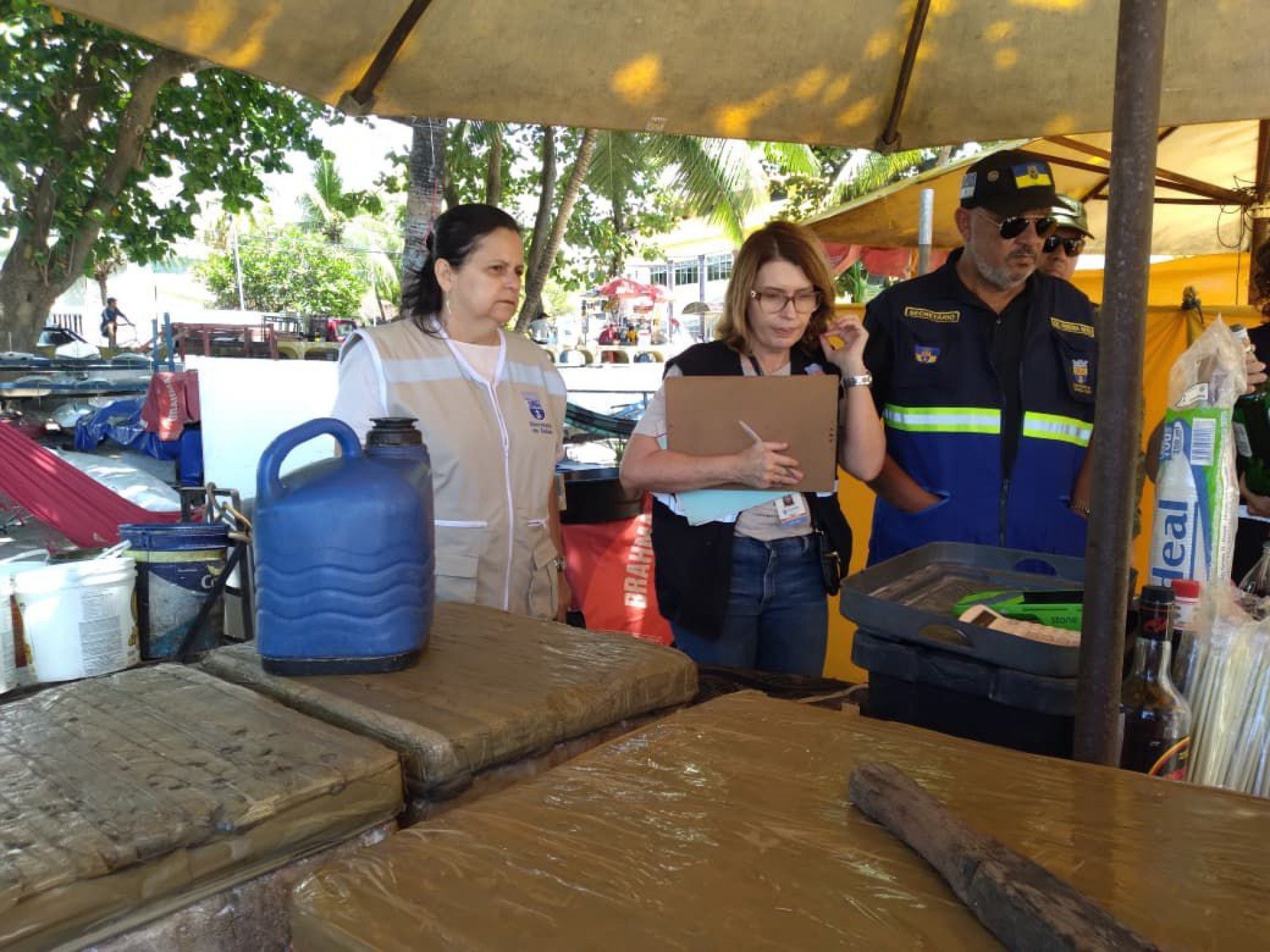 Olinda realiza fiscalização contra uso de bebidas com metanol em quiosques e bares da Orla
