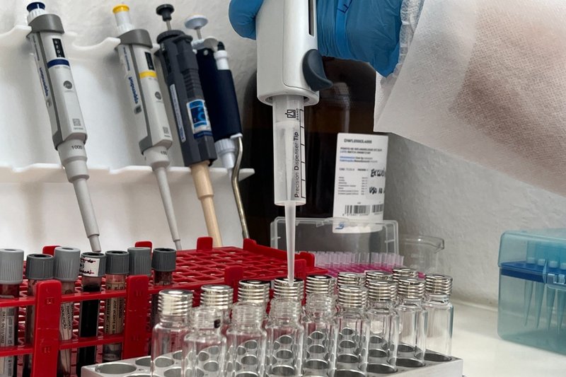 Perícias são fundamentais para esclarecer suspeitas de intoxicação por metanol nas bebidas