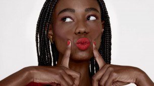Mulher usando esmalte, batom e camisa vermelha
