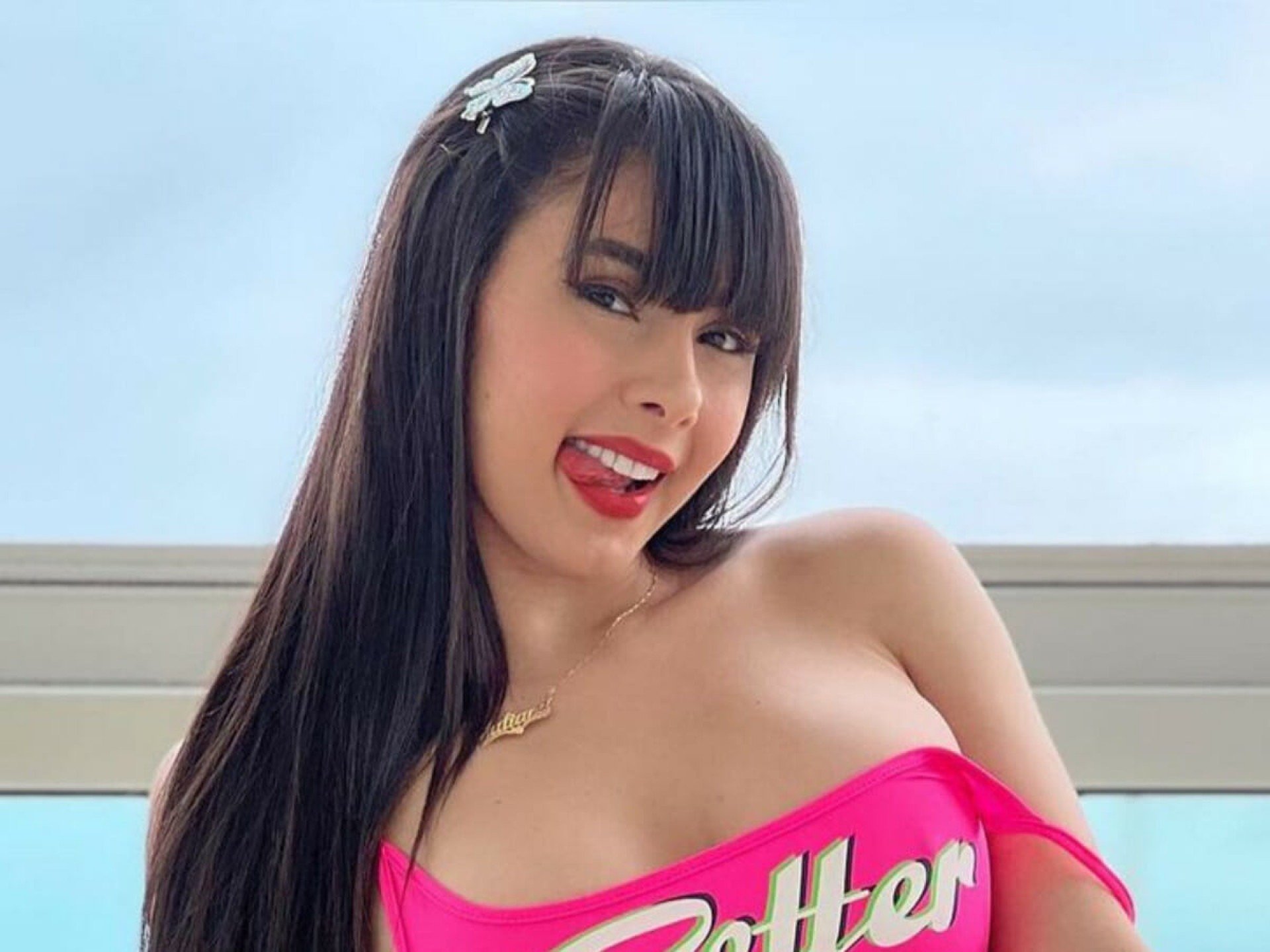 Juliana Bonde surge de fio-dental na banheira e faz clima ferver ao empinar o bumbum
