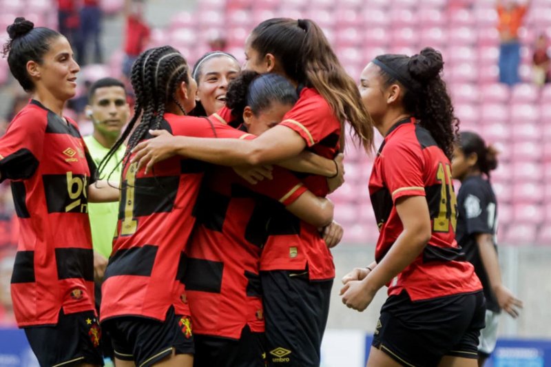 Jogadores do Sport celembram gol na Copa Maria Bonita