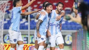 Jogadores do Paysandu comemoram gol