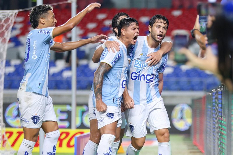 Jogadores do Paysandu comemoram gol