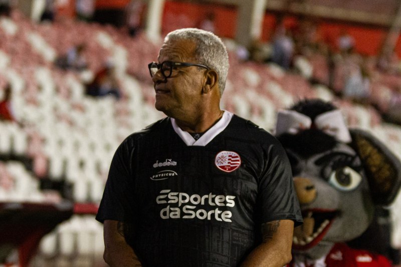 Hélio dos Anjos à frente do banco de reservas