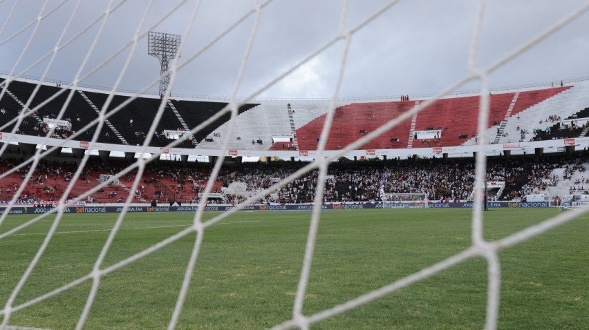 Imagem do campo do estádio do Arruda