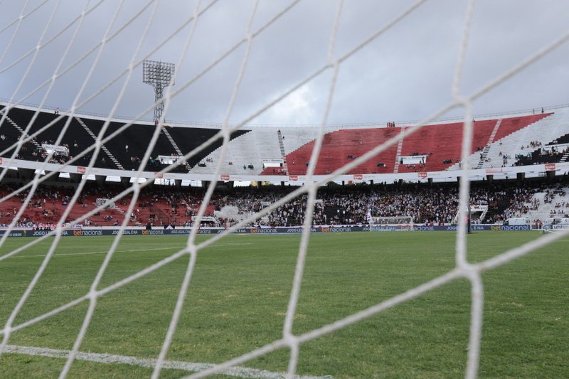 Imagem do campo do estádio do Arruda, casa do Santa Cruz