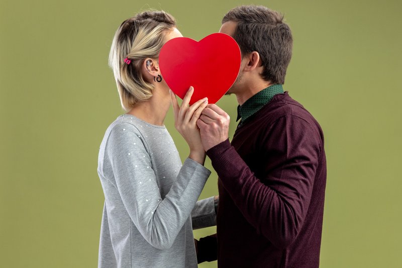 Imagem de um casal com um coração 