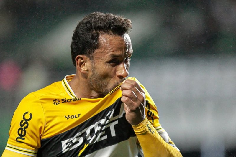 Rodrigo, zagueiro do Criciúma