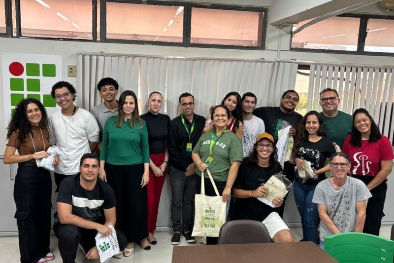 Comitiva que representará o IFSertãoPE na 5ª Semana Nacional da Educação Profissional e Tecnológica (SNEPT)