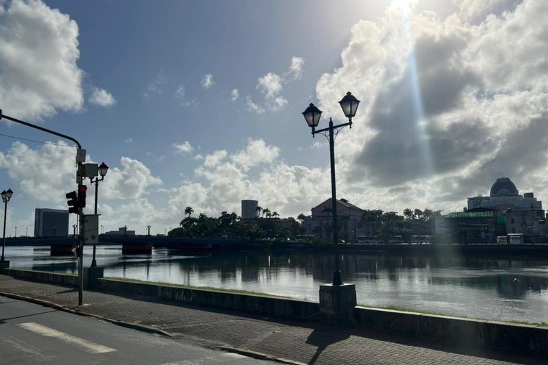 Segunda (6) amanhece com sol no Bairro do Recife