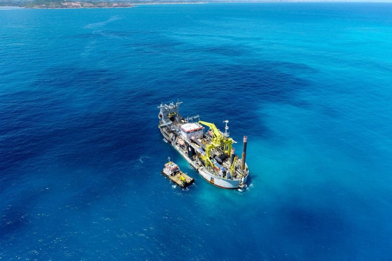 Dragagem do canal externo ampliou profundidade para 20 metros e permitirá a atracação de navios de grande porte com carga total em Suape.