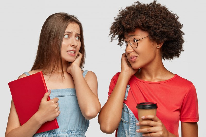 Imagem de duas mulheres em um diálogo 