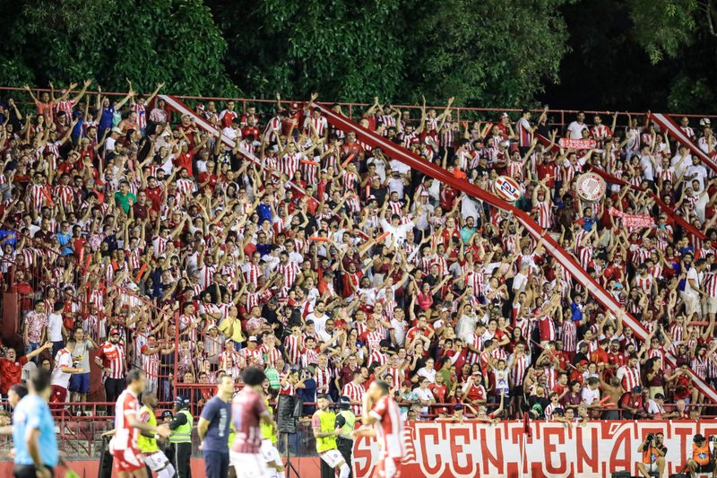 Imagem da torcida do Náutico no estádio dos Aflitos