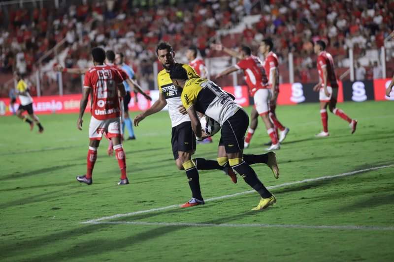 Jogadores do Criciúma comemoram gol na Série B 2025