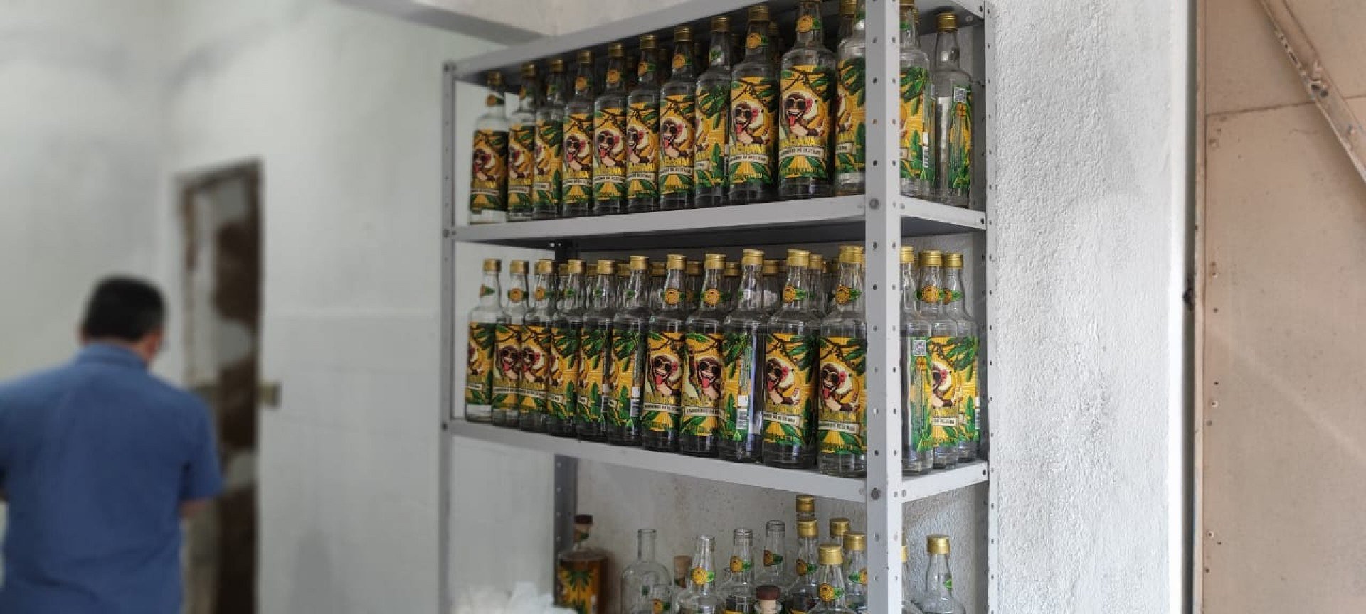  Polícia Civil interdita fábrica clandestina de bebidas no Recife e prende dois suspeitos 