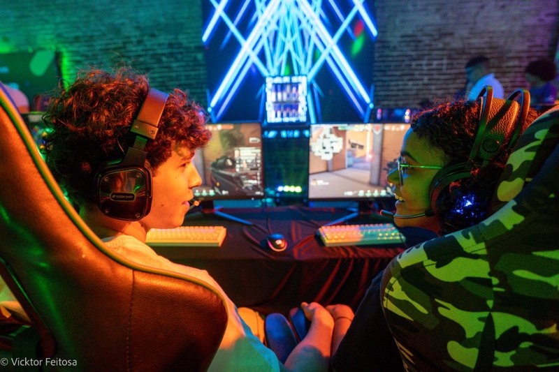 Imagem duas pessoas jogando no computador
